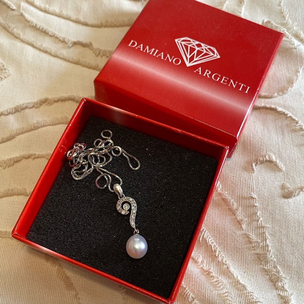 Silver necklace with pearl